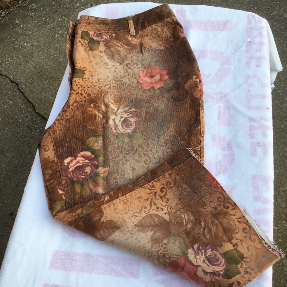 💐🥀🌸Plus size floral crop pants💐🌺🌸